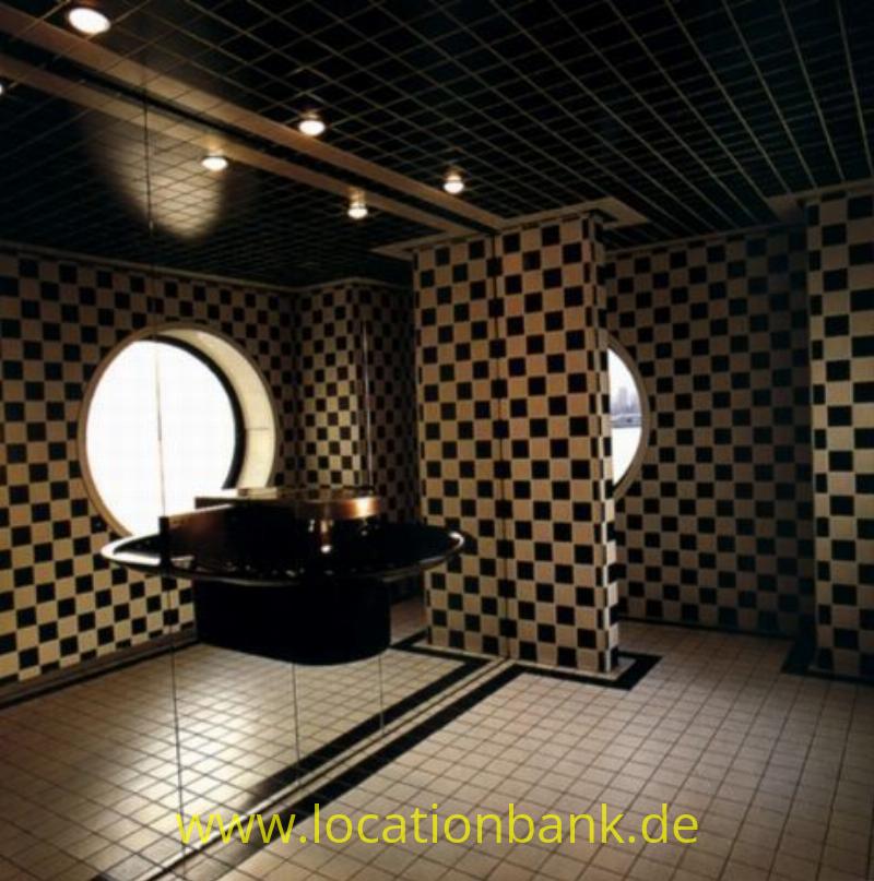 Moderne restaurant at the watersite mit a very special Toilette