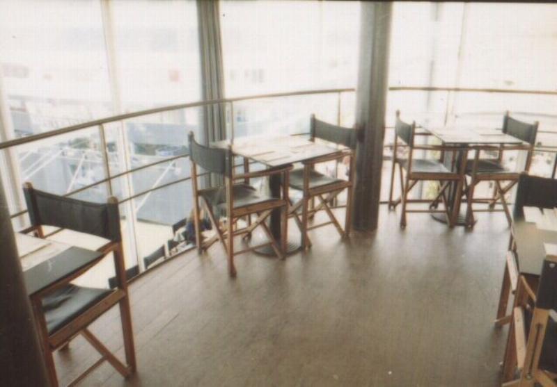 Moderne restaurant at the watersite