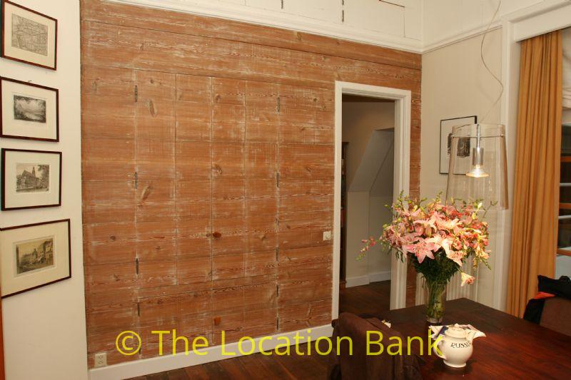 wooden wall mit box bed