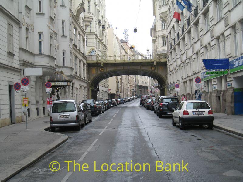 Street mit alte Br&uuml;cke