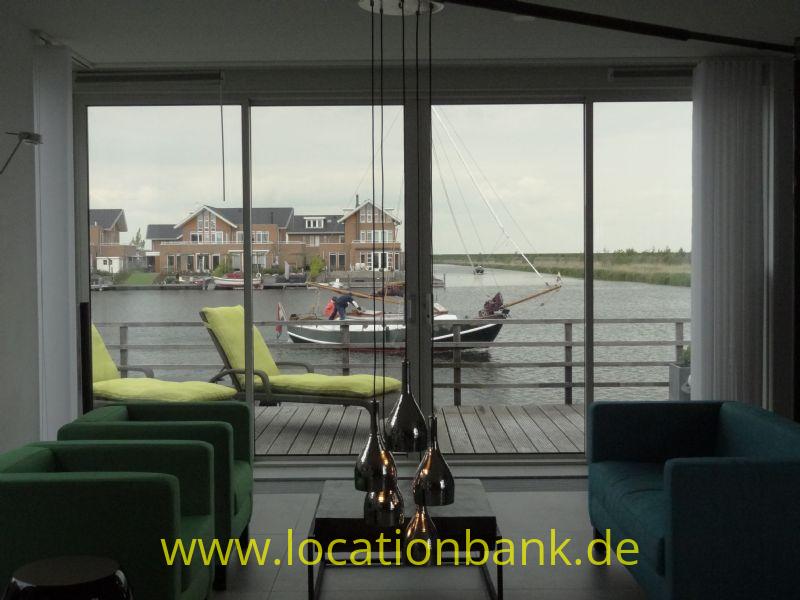 Wohnzimmer mit water view