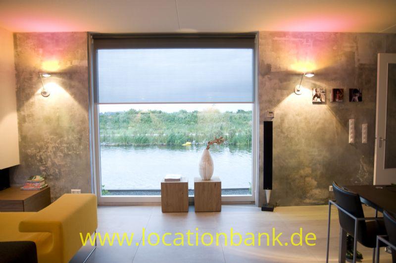 Wohnzimmer mit view over water