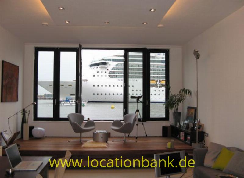Wohnzimmer mit passing boat