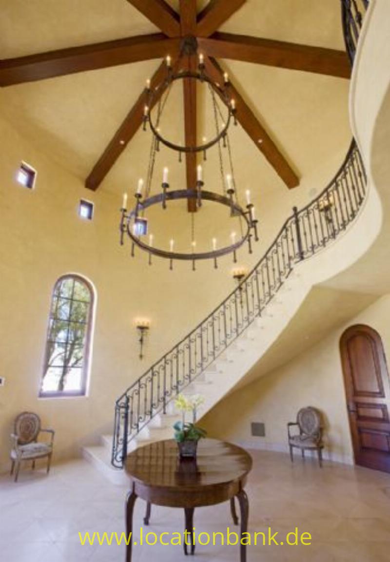entry und Flur mit Treppe