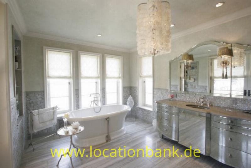 Badezimmer mit bath tub