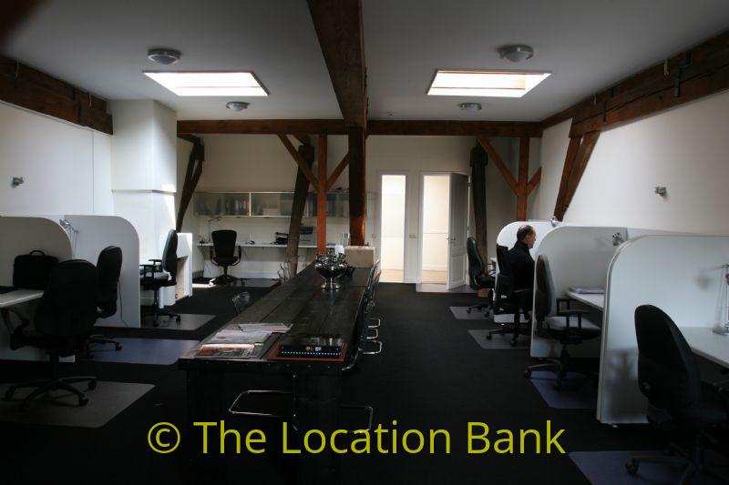 Moderne B&uuml;ro mit flexible workstations