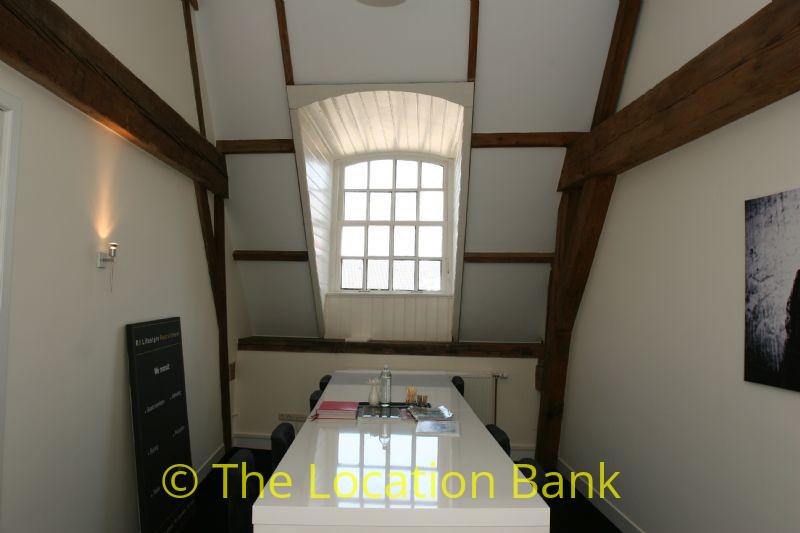 Moderne B&uuml;ro mit wooden beams