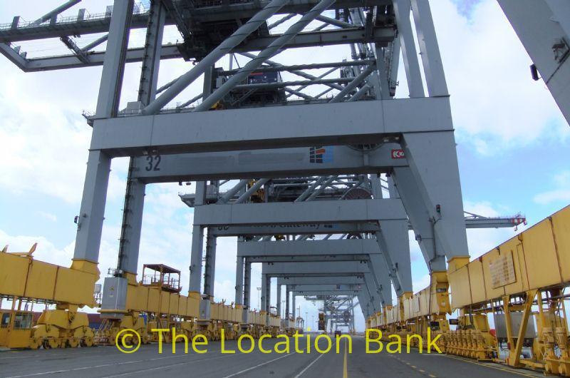 Harbour oder container terminal mit cranes