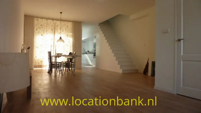 Woonkamer met open trap