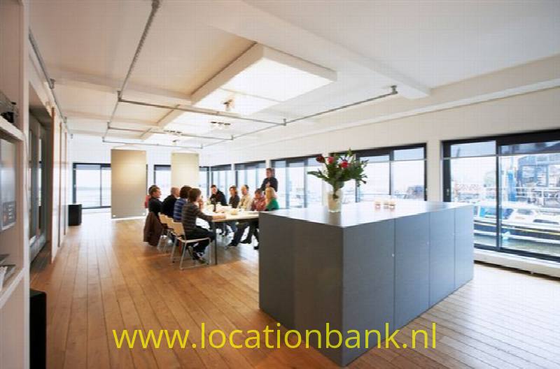 Lege Loft en Kantoor met uitzicht over het water