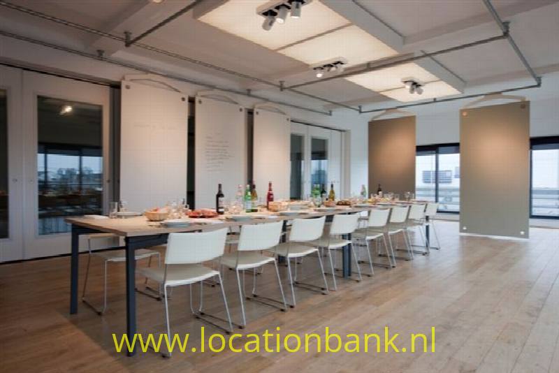 Lege Loft en Kantoor met uitzicht over het water