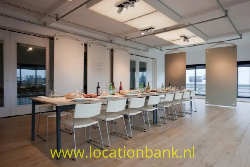 Lege Loft en Kantoor met uitzicht over het water