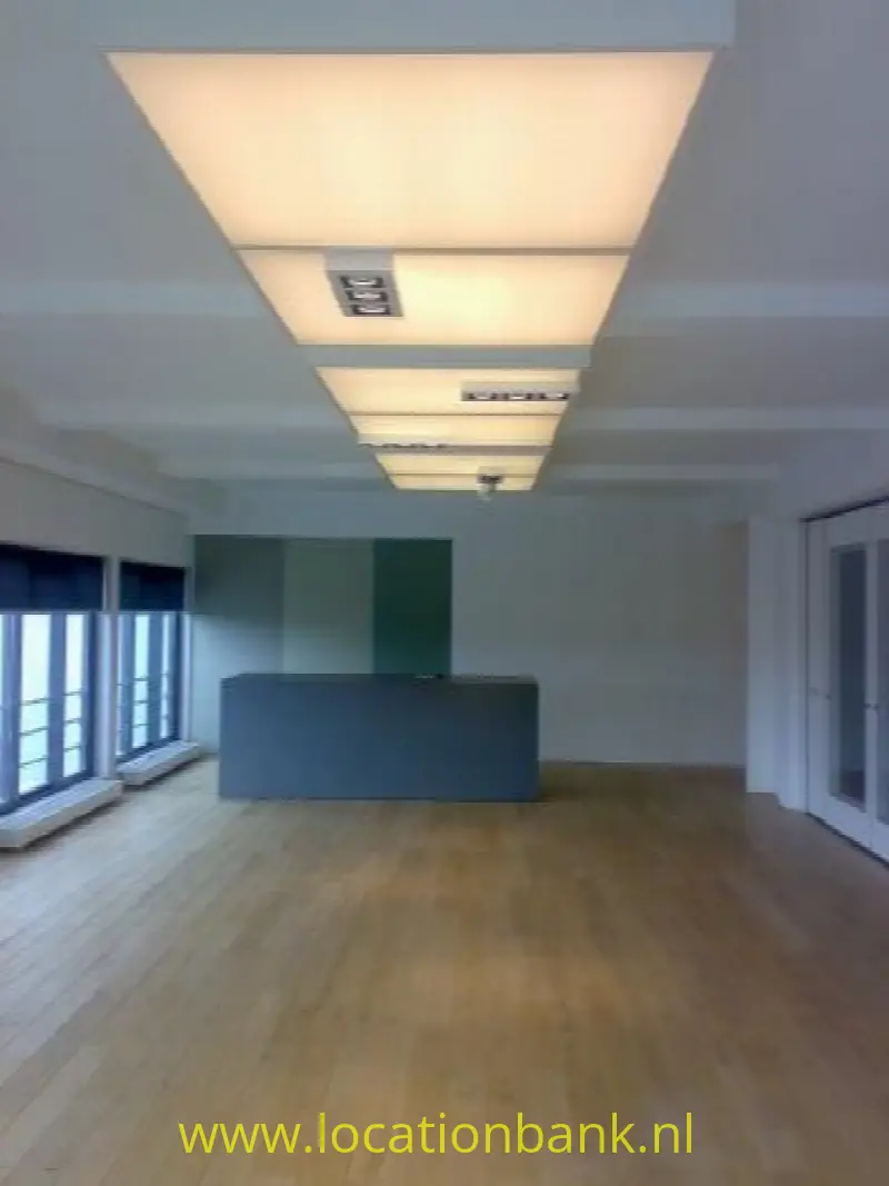 Lege Loft en Kantoor met uitzicht over het water