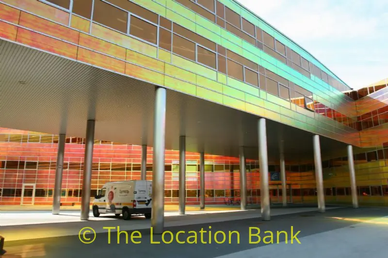 Kleurvolle architectuur en veranderd van kleur met de stand van de zon