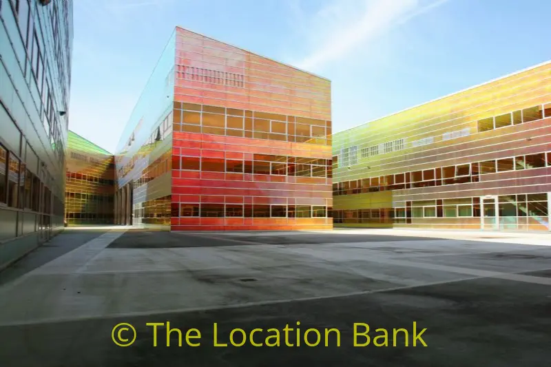 Kleurvolle architectuur en veranderd van kleur met de stand van de zon