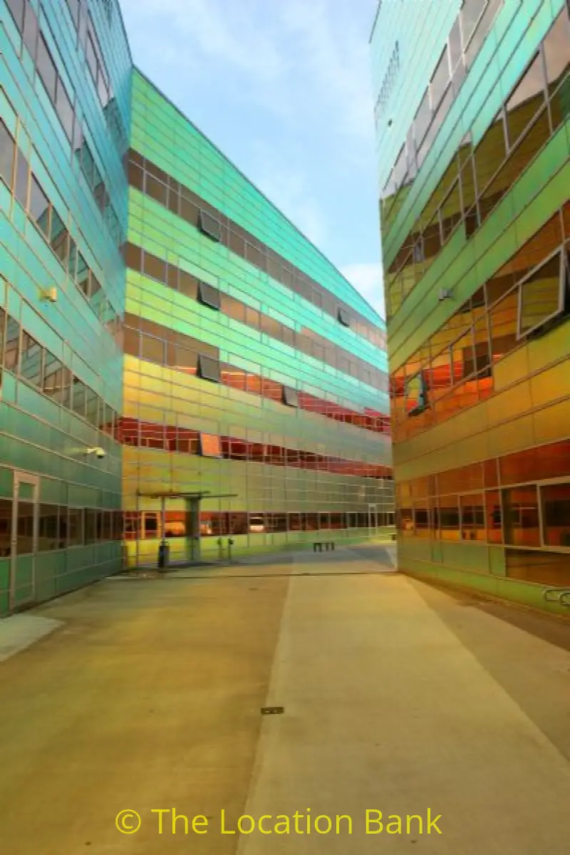 Kleurvolle architectuur en veranderd van kleur met de stand van de zon