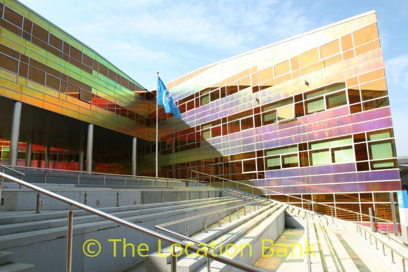 Kleurvolle architectuur en veranderd van kleur met de stand van de zon