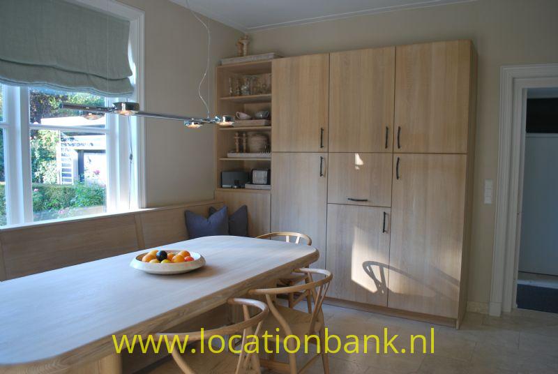 huiskamer met grote houten tafel