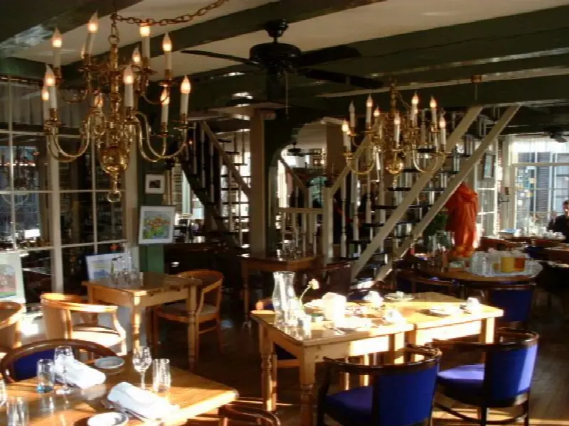 Erg sfeervol klassiek restaurant met prachtige licht inval