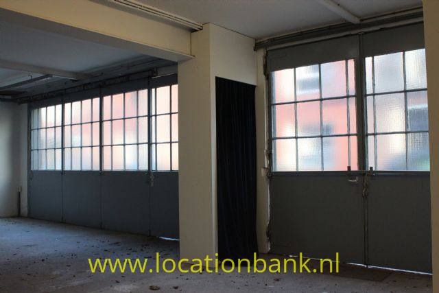 Voorste deel met stalen deuren binnen