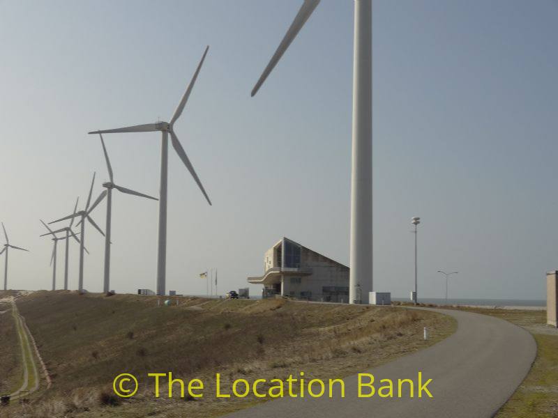 Modern betonnen Gebouw tussen windmolens