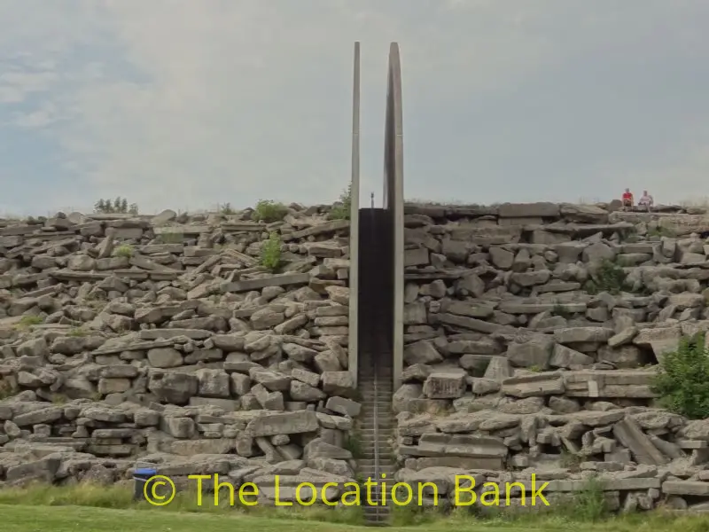heuvel en berg met rotsblokken