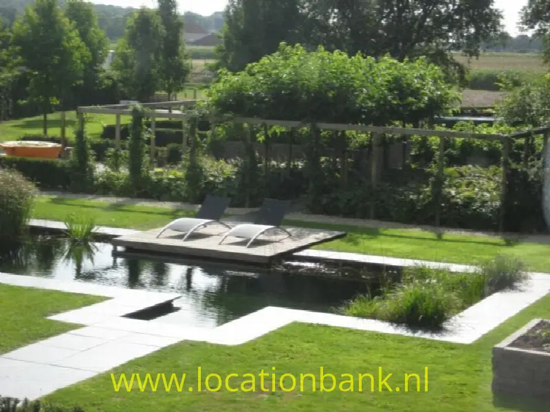 Tuin met zwemvijver