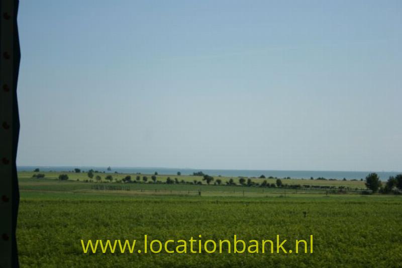 Uitzicht op IJsselmeer vanaf tuin