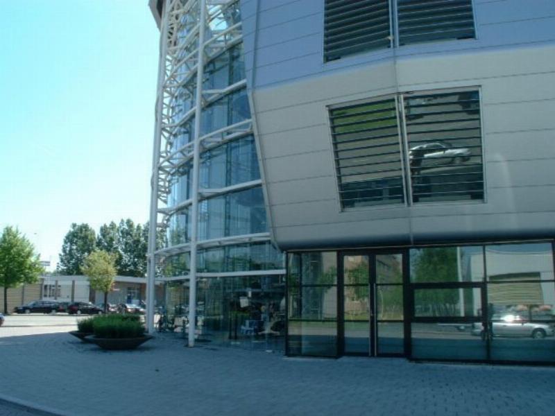 Modern Hightech Kantoor, met prachtig open trappenhuis en glazen lift, open workspaces 