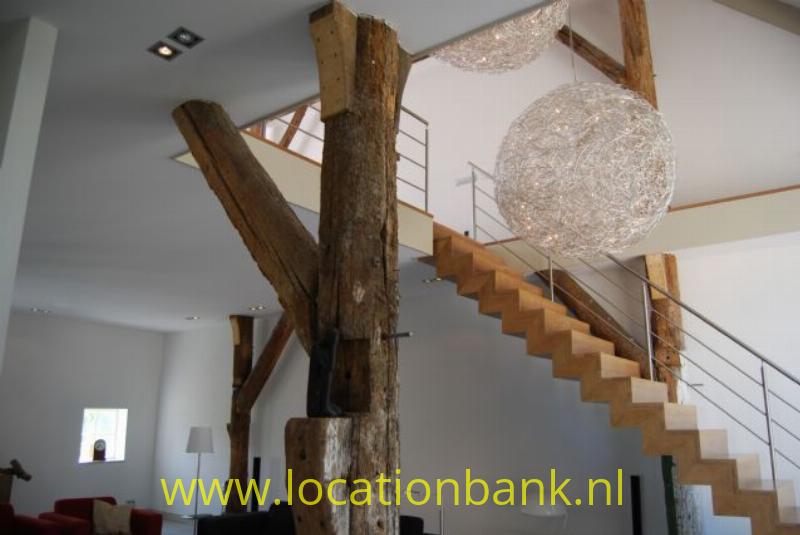 woonkamer met houten trap