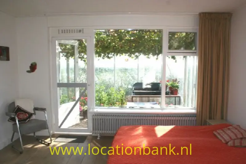 kamer aan de kas beneden met badkamer ensuite