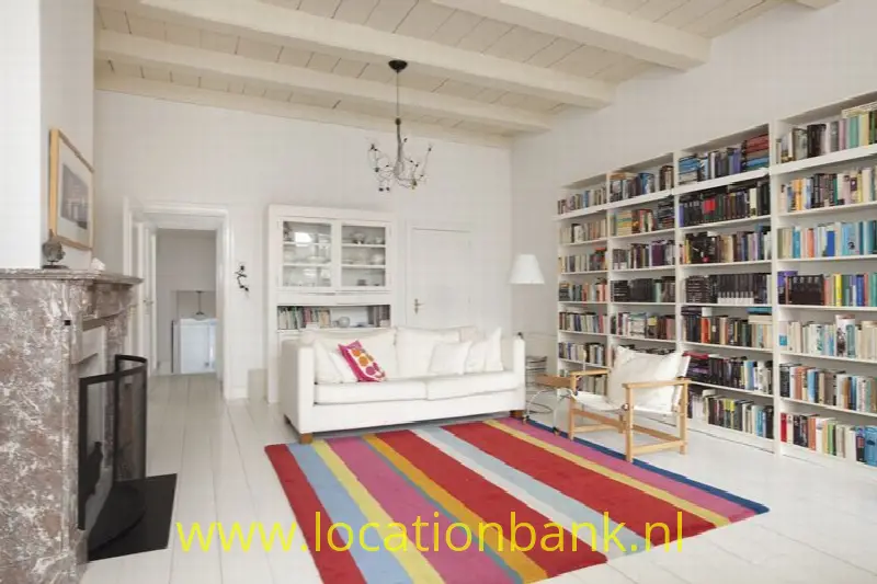witte woonkamer met marmeren schoorsteen mantel