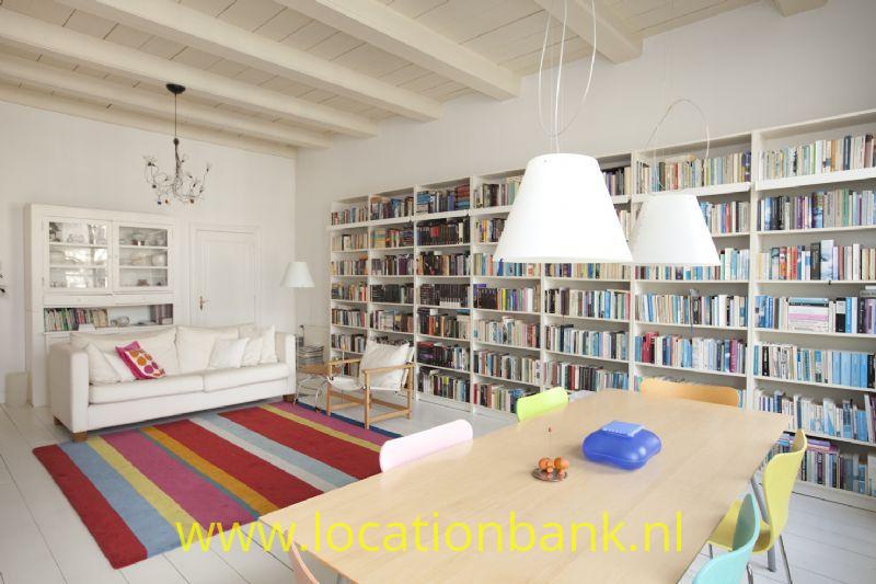 woonkamer met bibliotheek