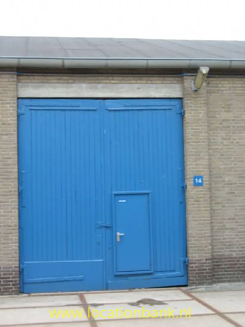 blauwe fabrieksdeur
