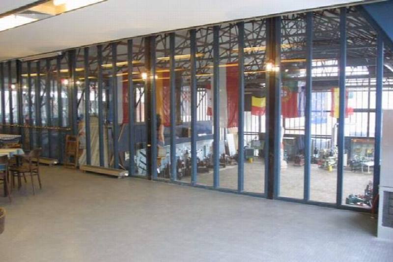 Mooie industriele oude locatie met oude scheepsmotoren.Met Kantine uitkijkernd over het museum /  Old shipyard Museum