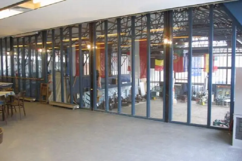 Mooie industriele oude locatie met oude scheepsmotoren.Met Kantine uitkijkernd over het museum /  Old shipyard Museum