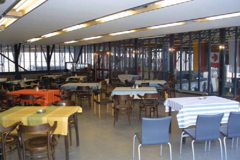 Mooie industriele oude locatie met oude scheepsmotoren.Met Kantine uitkijkernd over het museum /  Old shipyard Museum