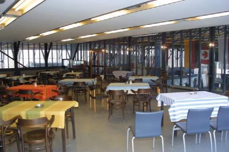 Mooie industriele oude locatie met oude scheepsmotoren.Met Kantine uitkijkernd over het museum /  Old shipyard Museum