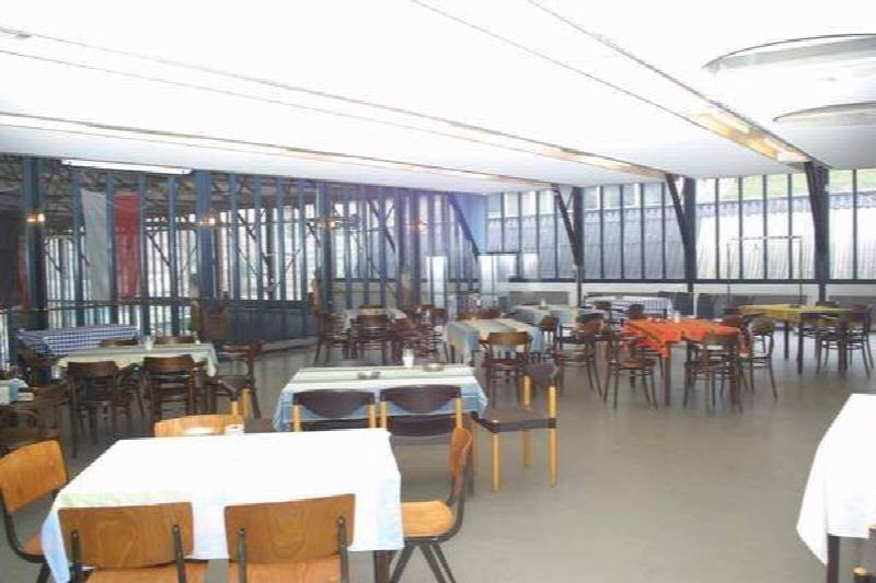 Mooie industriele oude locatie met oude scheepsmotoren.Met Kantine uitkijkernd over het museum /  Old shipyard Museum