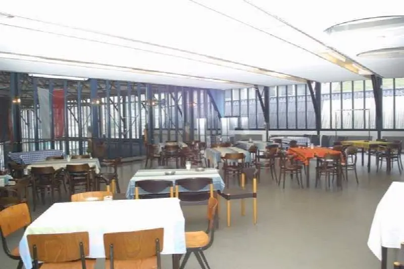Mooie industriele oude locatie met oude scheepsmotoren.Met Kantine uitkijkernd over het museum /  Old shipyard Museum