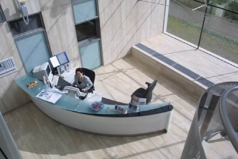 Modern Kantoor met strakke balie en uitzicht op fraaie wenteltrap  en met grote lege ruimten