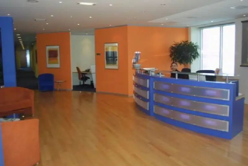 Modern Kantoor met strakke balie 