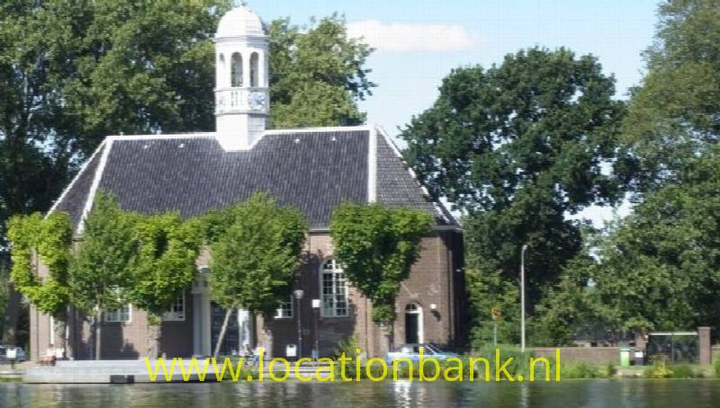 kerk aan het water