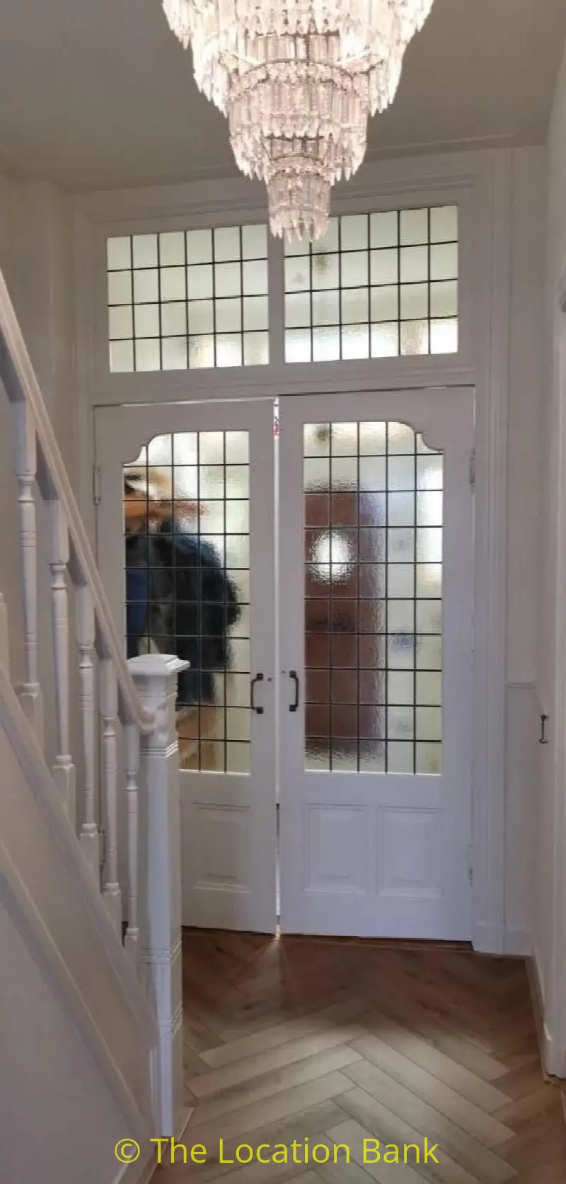 gang met kroonluchter