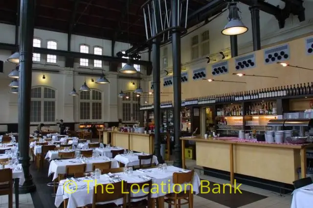 Klassiek groot restaurant in Industrieel gebouw en aanwezige oude waterpomp in restaurant