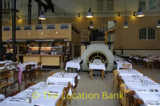 Klassiek groot restaurant in Industrieel gebouw en aanwezige oude waterpomp in restaurant