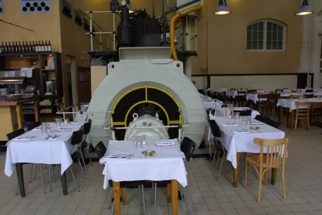 Klassiek groot restaurant in Industrieel gebouw en aanwezige oude waterpomp in restaurant