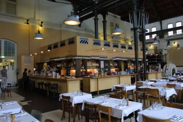 Klassiek groot restaurant in Industrieel gebouw en aanwezige oude waterpomp in restaurant