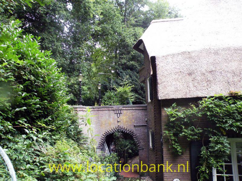 zijkant huis met brug