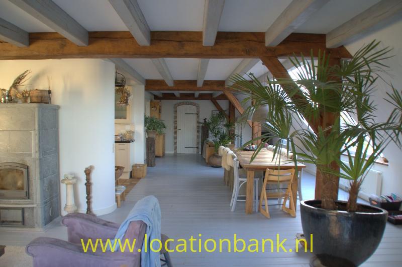 woonkamer met houten balken